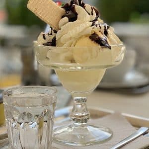 Ice_cream_with_whipped_cream,_chocolate_syrup,_and_a_wafer